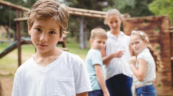 4 lucruri pe care părinții trebuie să le facă pentru a crește copii siguri pe sine social atunci când se simt excluși de colegi sau prieteni