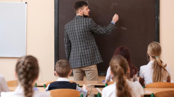 Modificări importante în Legea învățământului preuniversitar: Cadrele didactice și personalul auxiliar pot fi detașate în Ministerul Educației și la structurile locale