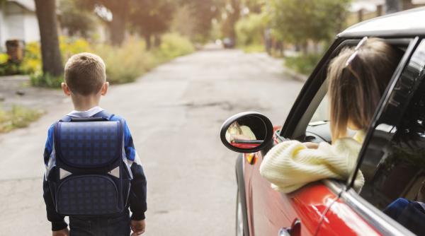 Părinții își pierd răbdarea. Scrisoare către ministrul Daniel David, despre programul școlar: „Pe lângă că este extenuant pentru copii, aduce un dezavantaj enorm în viața profesională a părinților”