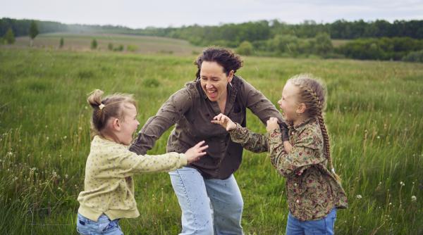 Expert în neuroeducație: „Ceea ce îmbogățește cu adevărat un copil este legătura cu persoana care se joacă alături de el!”
