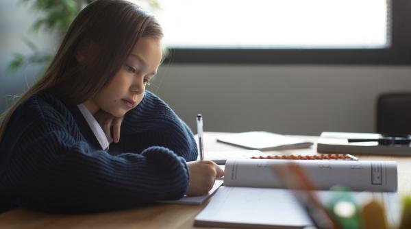 Prof. Claudia Chiru răspunde celor care spun că temele puține duc la analfabetism funcțional: „Nu putem să-i ținem pe copiii mici 2-3 ore acasă să facă teme! Ei acum își formează motivația!”