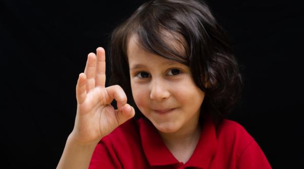 Copiii care numără pe degete au rezultate mai bune la matematică