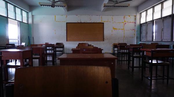 O elevă de 13 ani a murit, după ce a fost forțată de profesor să facă 100 de genuflexiuni ca pedeapsă că a întârziat la ore