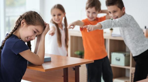 Psiholog pentru copii: „Mulți elevi care suferă de bullying nu verbalizează acest lucru din cauza fricii, rușinii sau confuziei, așa că este important să fim atenți la semnele indirecte!”