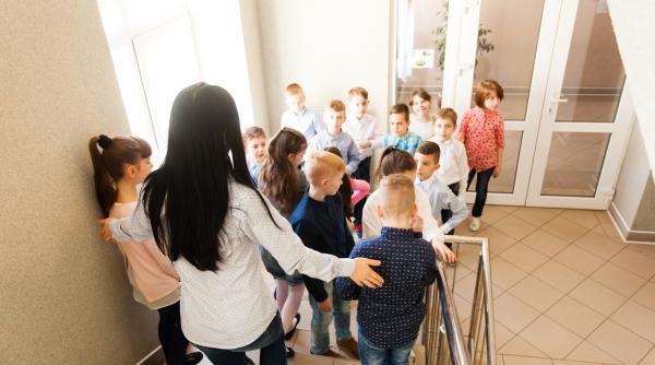 Incident grav la o unitate de învățământ din Cluj: Un elev de 9 ani a disclocat umărul unei învăţătoare, a lovit-o pe directoarea adjunctă cu capul în nas şi a muşcat mâna psihologului