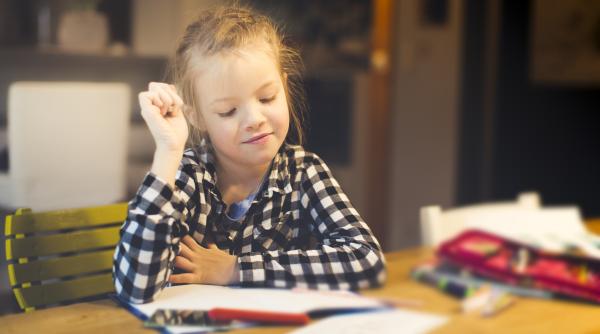 5 pași dovediți pentru a motiva copilul să își facă temele, să coopereze și să dezvolte o atitudine responsabilă față de școală