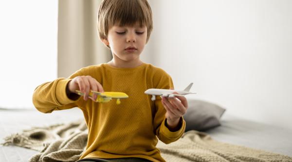 La ce vârstă se poate juca un copil cu adevărat singur? Educatoare: „Jocul independent apare mult mai devreme decât credem!”