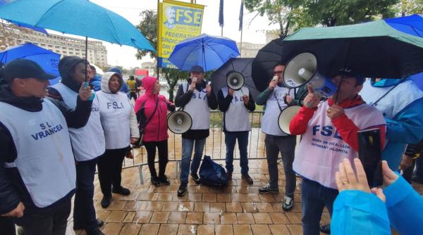 Mii de cadre didactice protestează la București împotriva noilor măsuri din educație