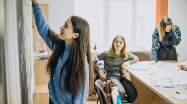 În licee se întorc gramatica și aritmetica! Profesorii primesc și alte recomandări de la minister de tipul: „Extragem ADN-ul dintr-o banană” sau „Facem baterii din lămâie”