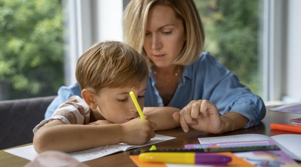 Cercetările internaționale arată că pauzele scurte îmbunătățesc memoria. Ghid pentru părinți care vor să sprijine învățarea acasă