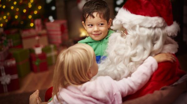 Credința în Moș Crăciun îi face pe copii mai cuminți? Un nou studiu arată că răspunsul este diferit de așteptările multor părinți