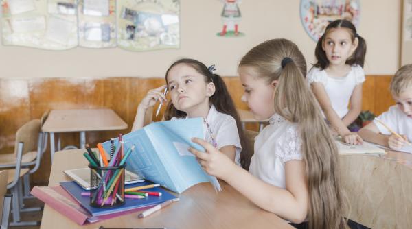 Obiceiurile de studiu și învățare greșite ale elevilor: Ce schimbări aduc cu adevărat succes în clasele mari, conform cercetărilor