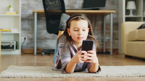 Copiii care primesc un smartphone înainte de ACEASTĂ vârstă, au un risc crescut de obezitate și depresie