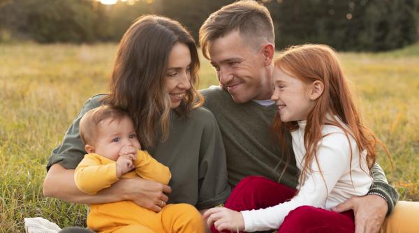 Studiu Universitatea Columbia. Cercetătorii au stabilit dacă este mai benefic să ai o fată sau un băiat atunci când vorbim despre sănătatea mintală a părinților pe termen lung