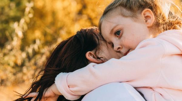 Înlocuiește „Nu plânge” cu vorbe care ajută cu adevărat: Fraze pentru a crește copii siguri pe ei și emoțional sănătoși