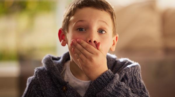 Specialiștii în dezvoltarea copilului explică de ce libertatea de exprimare NU înseamnă să îți lași copilul să folosească orice cuvânt dorește