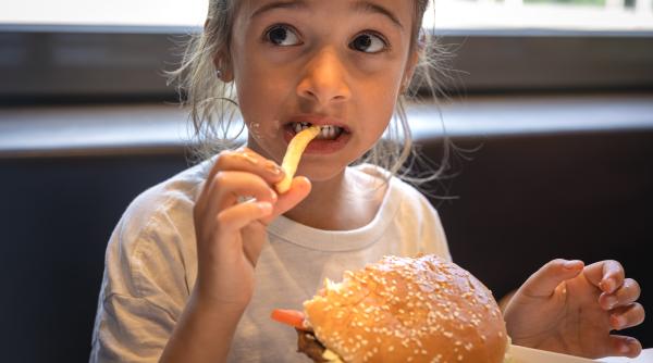 Tot mai mulți copii mănâncă alimente ultraprocesate. Risc global pentru sănătate și dezvoltare