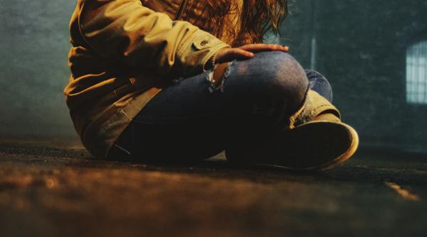 Elevă luată cu forţa din clasă şi lovită de mai multe fete, în stradă. Precizările polițiștilor din Teleorman 