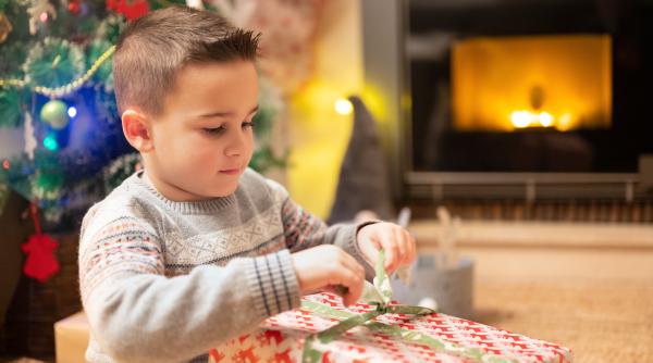 Copiii care primesc prea multe daruri ajung să aprecieze mai puțin: concluzia specialiștilor