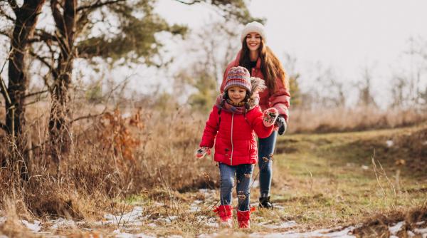 Părinții care cresc copii cu adevărat buni fac aceste lucruri diferit față de ceilalți. Expert parenting: „Așa le formează caracterul și îi ajută să devină adulți empatici și responsabili”