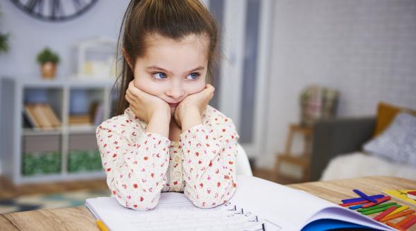 Cât timp poate rămâne concentrat un copil? Psiholog: „Nu e bine să presupui rapid existența unei tulburări atunci când observi dificultăți”
