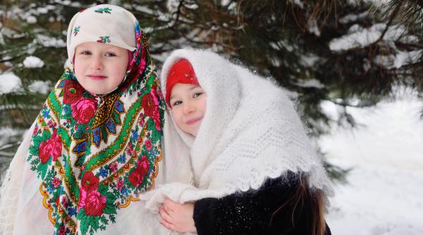 Cele mai frumoase colinde românești pentru copii. Versuri ușor de învățat pentru Ajunul Crăciunului / VIDEO