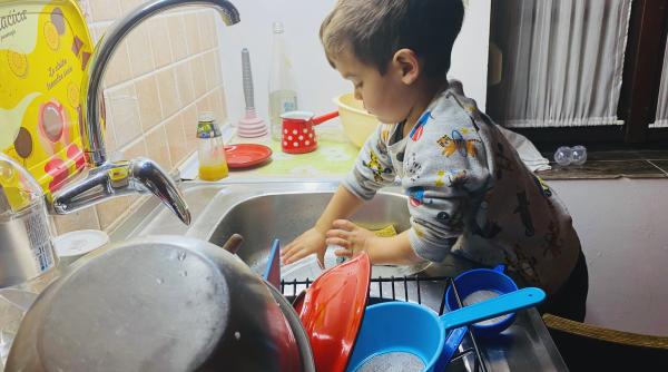La ce vârstă poate un copil să înceapă să ajute prin casă? Psiholog: „Scopul nu este să transformi copilul într-un mic adult”