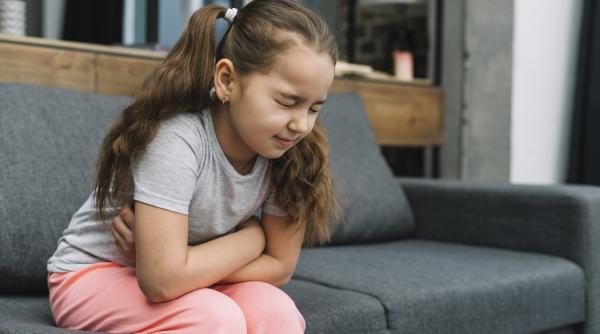 Diareea la copii. Recomandările actuale contrazic complet sfaturile tradiționale vechi. Noile ghiduri, susținute de OMS și AAP, bazate pe știință