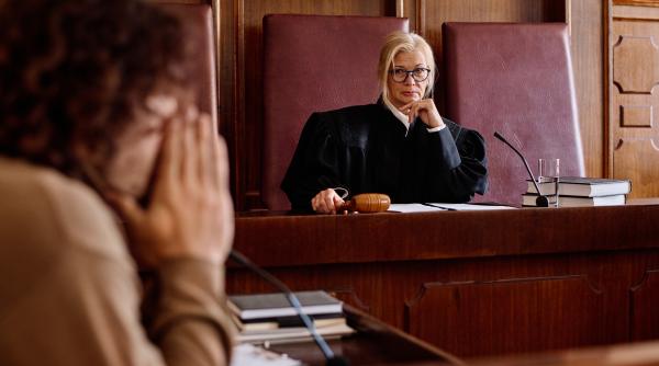 O femeie primește o pensie pe viață de 1.400 de euro pentru îngrijirea copiilor și munca prestată pentru fostul ei soț