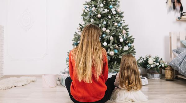 O tânără mamă influencer a decis să schimbe ziua de naștere a fiicei sale pentru că era „mult prea aproape de Crăciun”: „Copilul meu nu va observa diferența!”