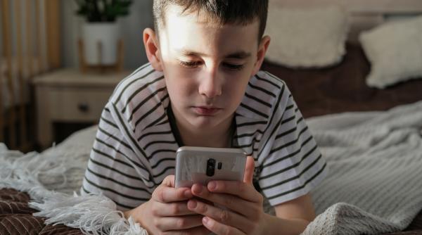 „Simt că e un prieten”: un sfert dintre adolescenți apelează la chatboturi AI pentru sprijin emoțional