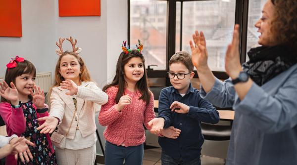 Cadouri de Crăciun pentru profesori: da sau nu? Terapeută: „Putem muta accentul de la «ceea ce face grupul» la «ceea ce are nevoie copilul meu pentru a construi o relație cu dascălul»”