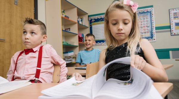 Cum afectează mentalitatea elevului rezultatele de la școală? Psihologul american Carol Dweck: „Un copil poate avea una din cele două feluri de gândire”