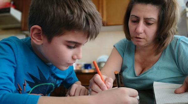 De ce copiii noștri „mănâncă” litere și urăsc să scrie? Rădăcinile succesului școlar se află în „măzgăleala” de la grădiniță, susține Oana Moraru