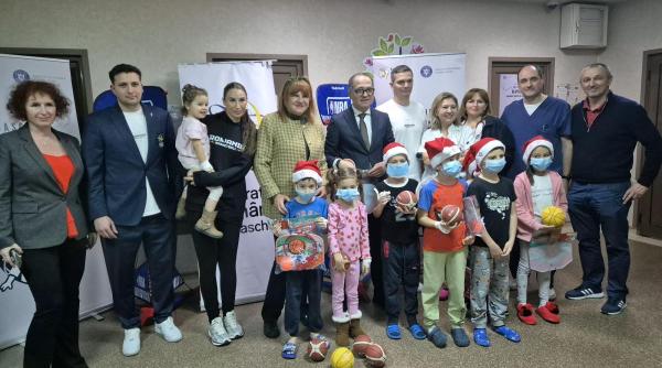 Baschet în Spitale. Carmen Tocală și Bogdan Matei, alături de copiii internați la „Grigore Alexandrescu” / VIDEO