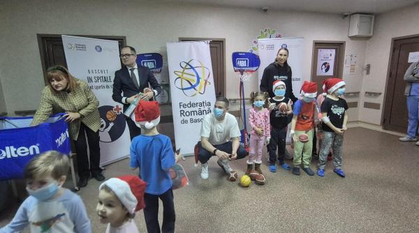  Baschet în Spitale. „Nu a fost ușor să-i văd cu branula și cu mingea în mână”. Carmen Tocală și Bogdan Matei au adus zâmbete pe chipurile copiilor internați la Grigore Alexandrescu / VIDEO