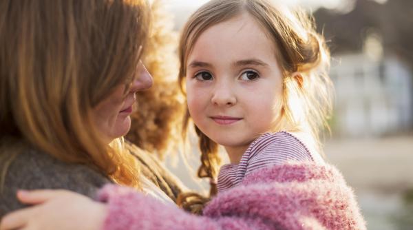 „FOMO parenting”: O frică reală pentru mulți părinți. Ești afectat de acest fenomen care transformă viața de zi cu zi a copiilor?