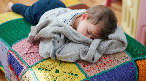 Îngrijitoare de la o creșă, acuzată că dădea melatonină copiilor fără permisiunea părinților. Le scotea suzeta, le punea ceva în guriță și apoi le dădea suzeta înapoi