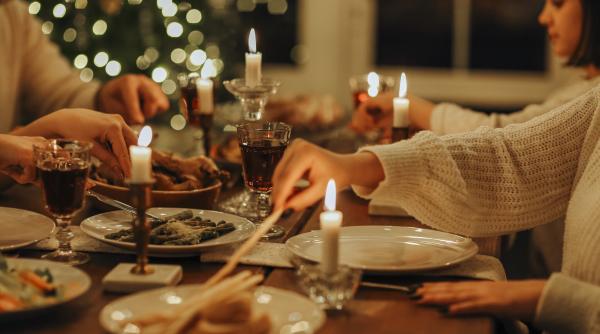 O mamă le cere membrilor familiei taxă pentru cina de Crăciun: „Munca mea în bucătărie merită fiecare bănuț”