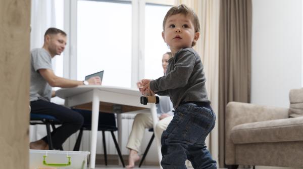 De ce lovesc copiii când sunt mici și cum poți să-i oprești să mai facă asta. Sfaturi prețioase de la psihologi