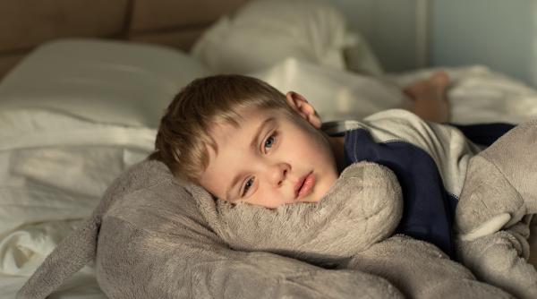 Cum să-l fac pe copil să doarmă singur în patul lui? Psihologii și pediatrii spun că au soluția eficientă