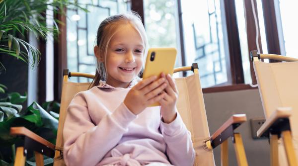 STUDIU: Atunci când copiii primesc telefoane prea devreme, aceste trei riscuri pentru sănătate cresc