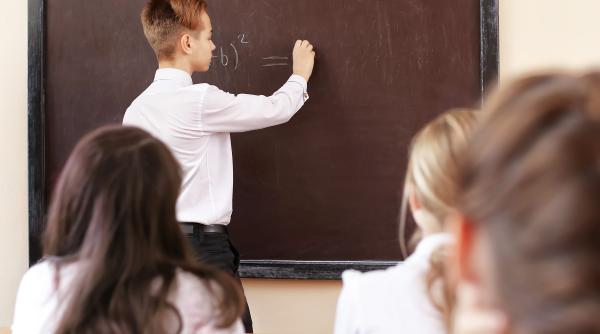 „Nota elevului reflectă și modul în care profesorul a știut să predea noțiunea”. O profesoară explică de ce notele mici repetate nu mai sunt problema copilului