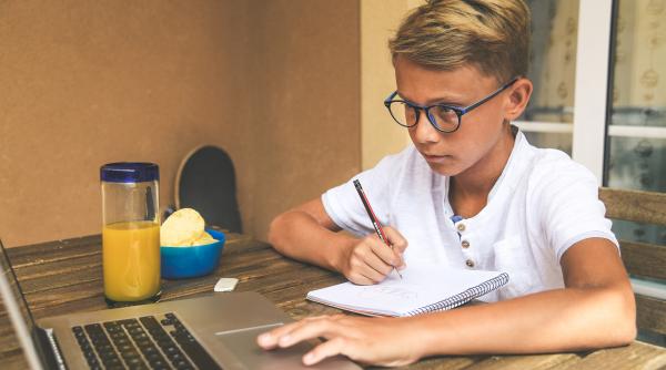 Toți elevii își fac temele cu ChatGPT. O profesoară de limba și literatura română, despre noua programă școlară 