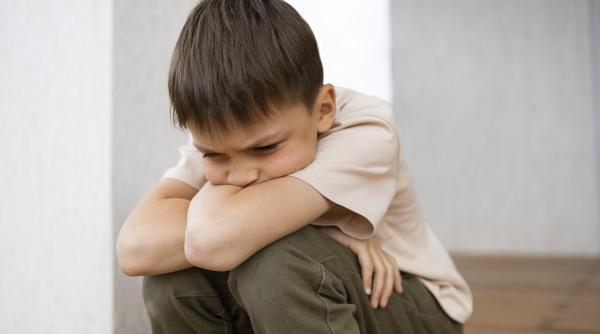 Această expresie comună s-ar putea să-ți afecteze emoțional copilul fără să-ți dai seama