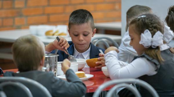 „O bataie de joc la adresa copiilor din ziua de azi!” Reacții dure după ce Guvernul vrea să mărească doar cu 1,5 lei masa caldă a elevilor