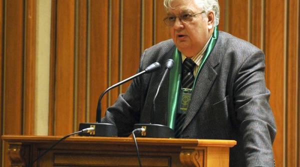 Profesorul Mircea Coșea s-a stins din viață. Marele analist abia lansase două cărți