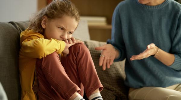 Modurile crude pe care un părinte narcisic le folosește ca să își trateze copilul. Expert: „Bombardamentul constant de manipulare, critică și umilire erodează sentimentul de valoare”