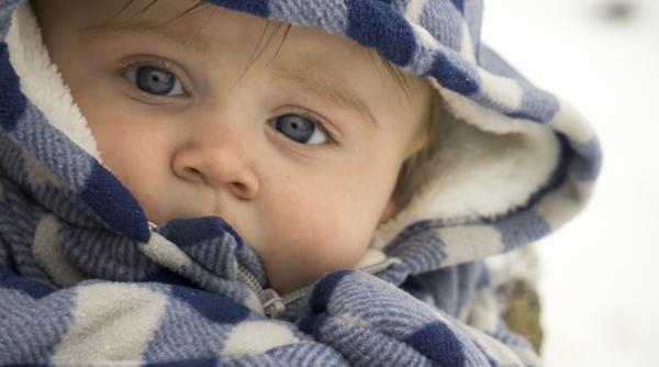 Trucul suprem pentru a ști dacă bebelușului tău îi este frig, potrivit unui pediatru