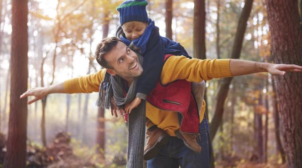 9 obiceiuri pe care băieții le preiau de la tații lor și care îi rănesc, în tăcere, la maturitate